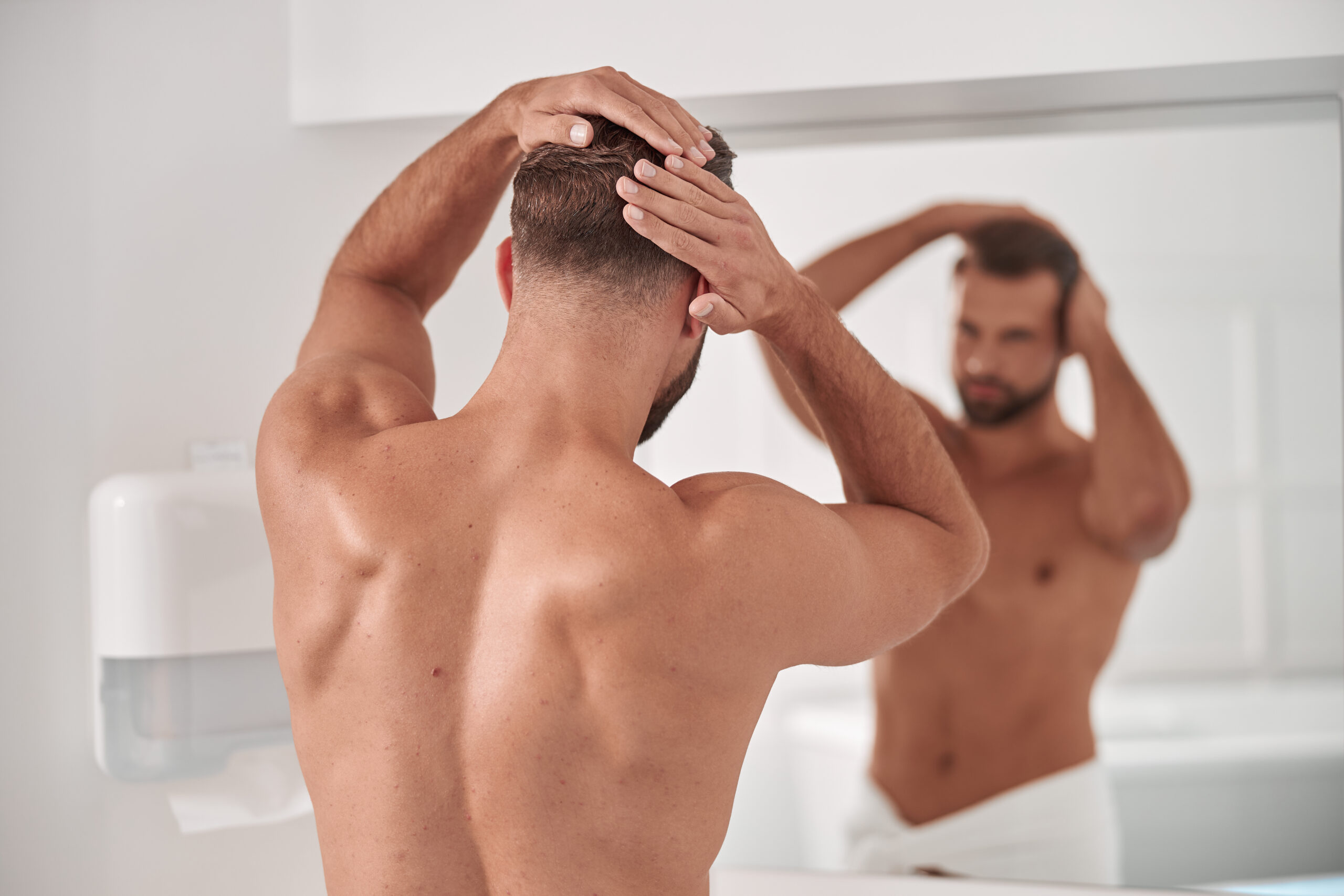 Mann pflegt seine Haare